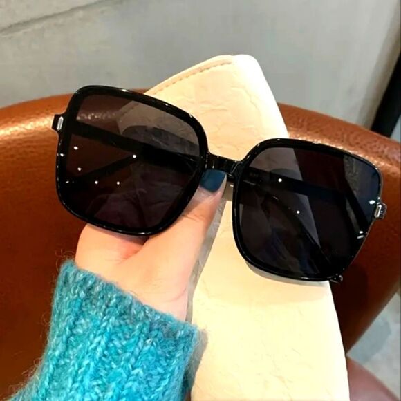 OVERSIZED LUXURY STYLE SUNGLASSES - Picture 1 of 9